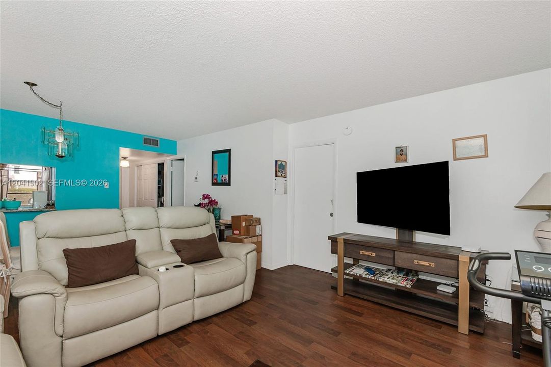For Sale: $125,000 (2 beds, 2 baths, 990 Square Feet)