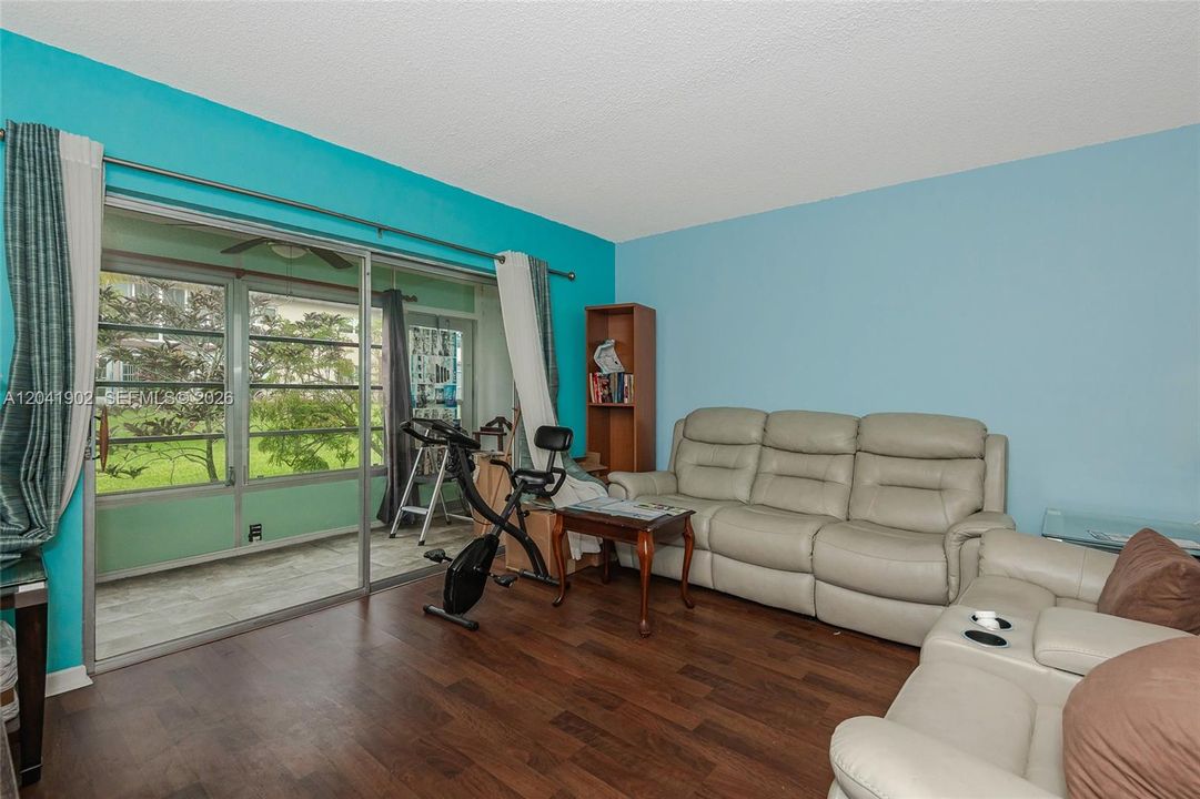 For Sale: $125,000 (2 beds, 2 baths, 990 Square Feet)