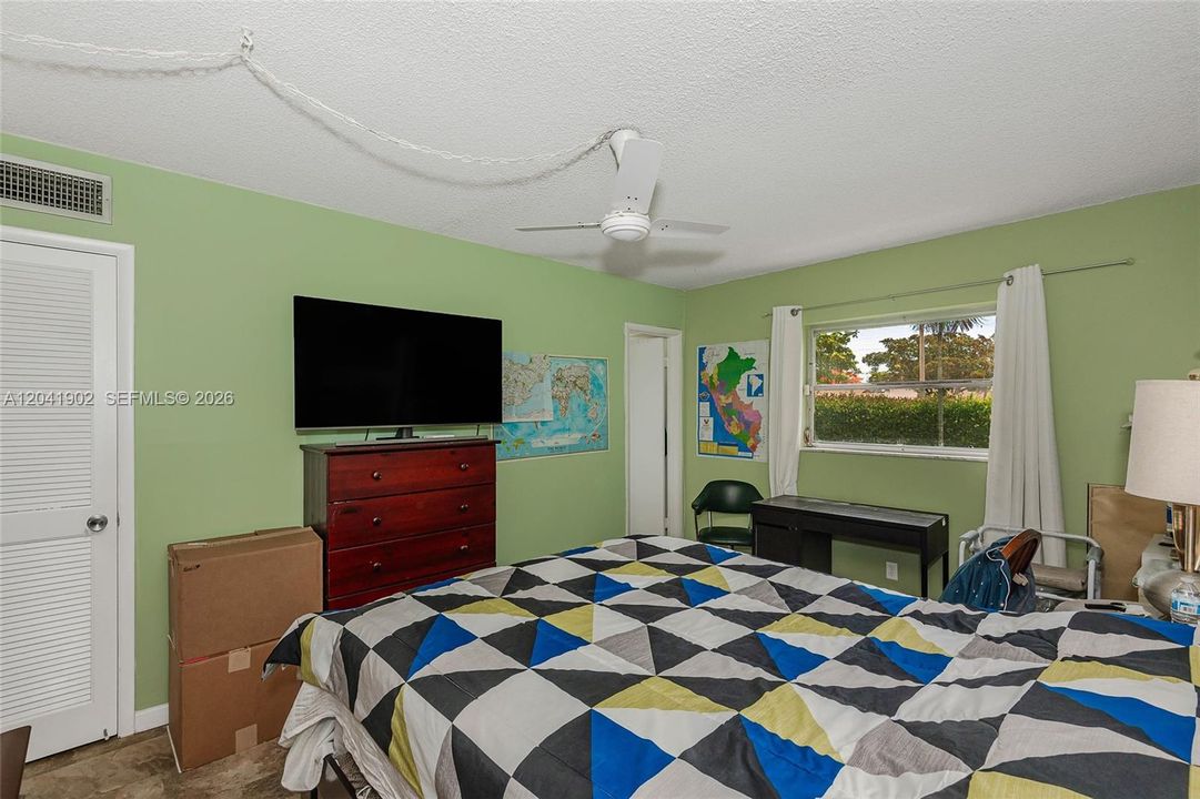 For Sale: $125,000 (2 beds, 2 baths, 990 Square Feet)