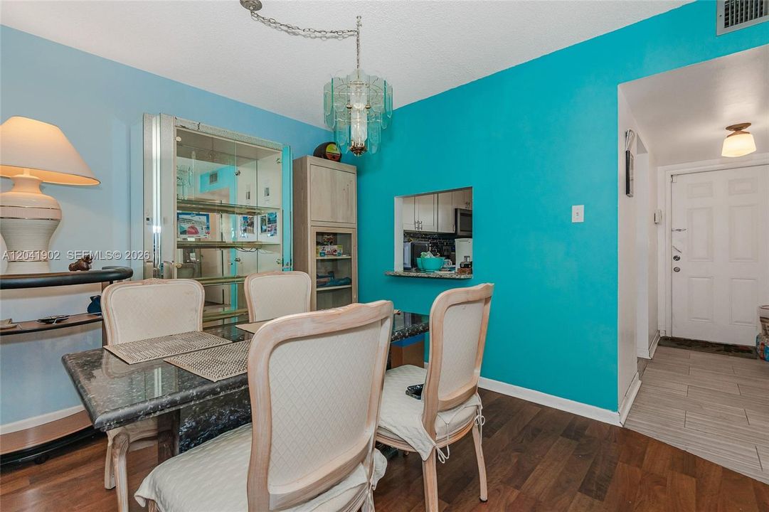 For Sale: $125,000 (2 beds, 2 baths, 990 Square Feet)