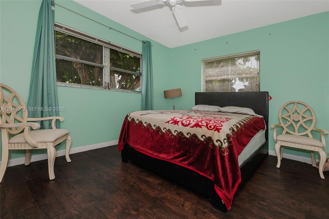 For Sale: $125,000 (2 beds, 2 baths, 990 Square Feet)
