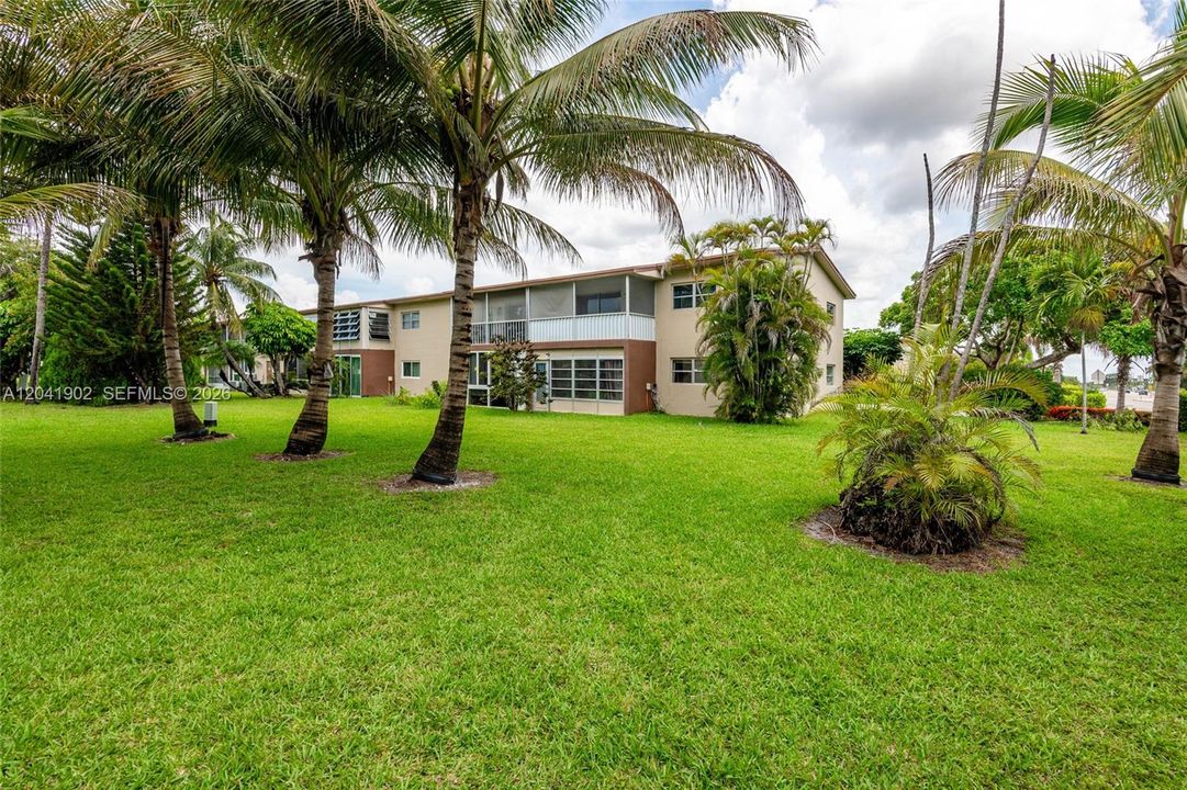 For Sale: $125,000 (2 beds, 2 baths, 990 Square Feet)