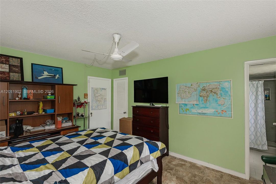 For Sale: $125,000 (2 beds, 2 baths, 990 Square Feet)