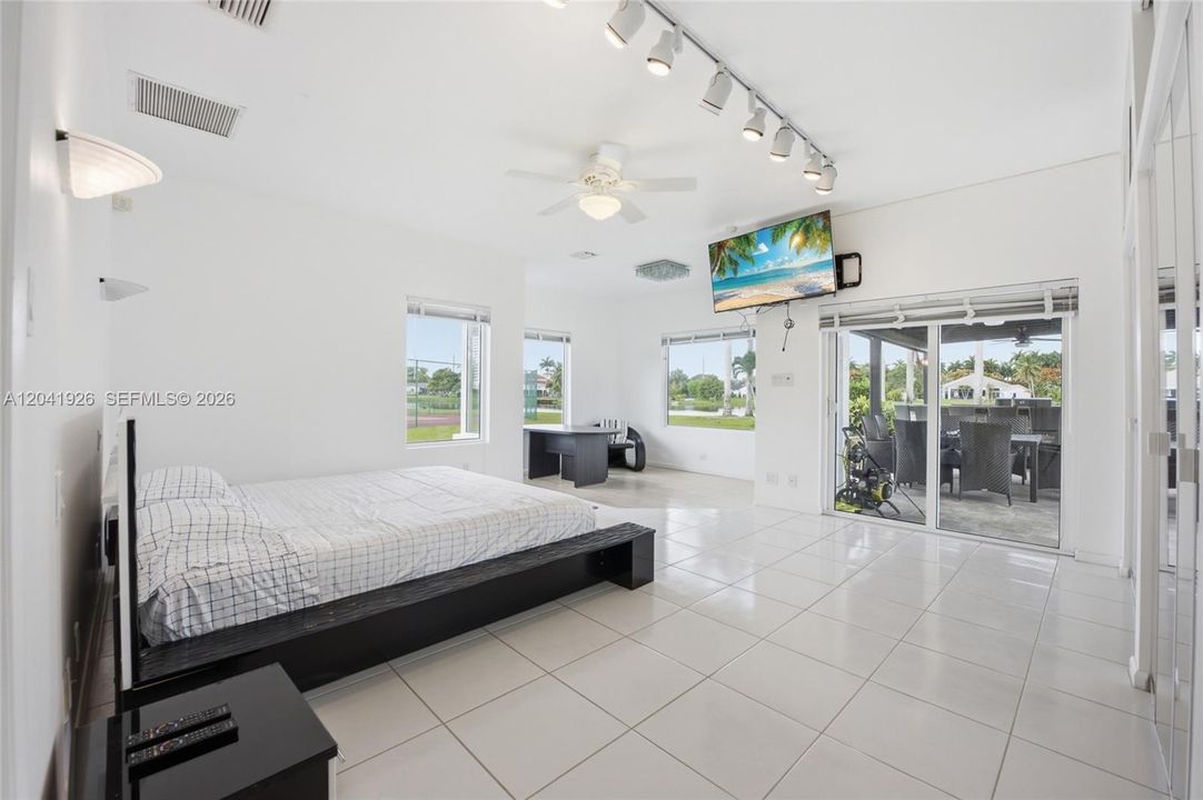 For Sale: $2,800,000 (6 beds, 6 baths, 5696 Square Feet)