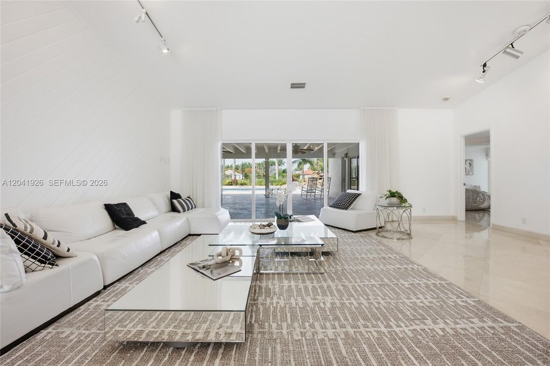 For Sale: $2,800,000 (6 beds, 6 baths, 5696 Square Feet)