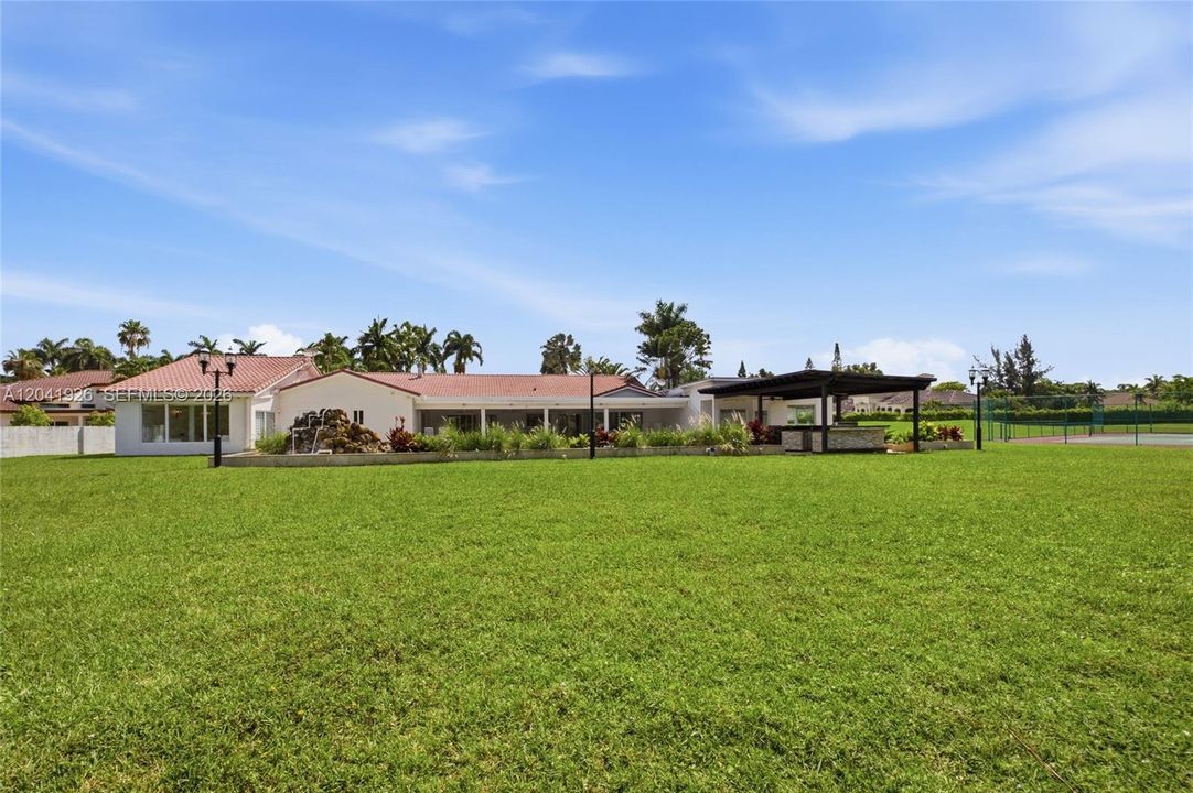 For Sale: $2,800,000 (6 beds, 6 baths, 5696 Square Feet)