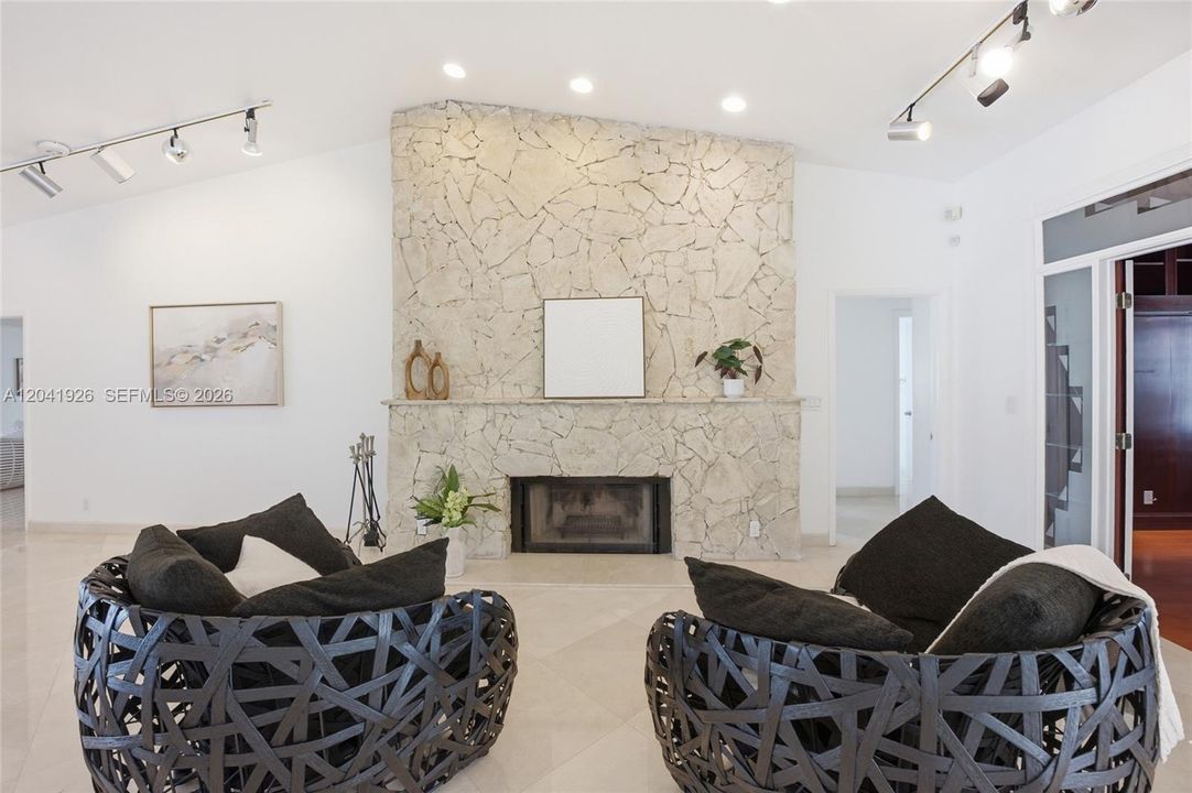 For Sale: $2,800,000 (6 beds, 6 baths, 5696 Square Feet)