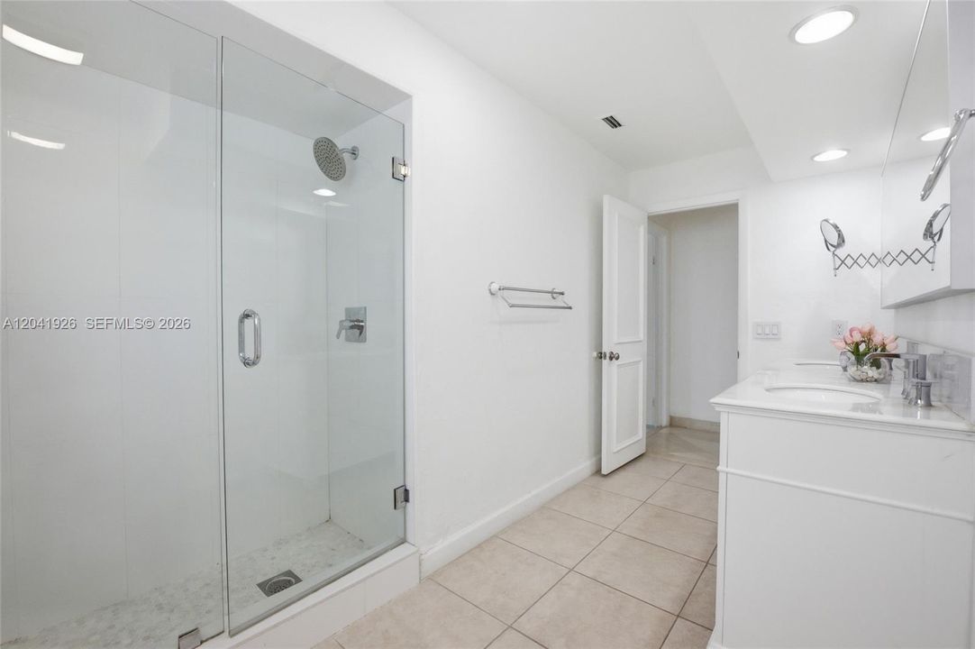 For Sale: $2,800,000 (6 beds, 6 baths, 5696 Square Feet)