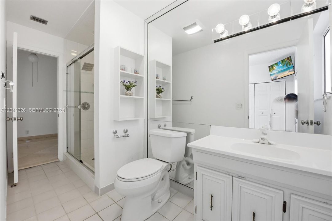 For Sale: $2,800,000 (6 beds, 6 baths, 5696 Square Feet)