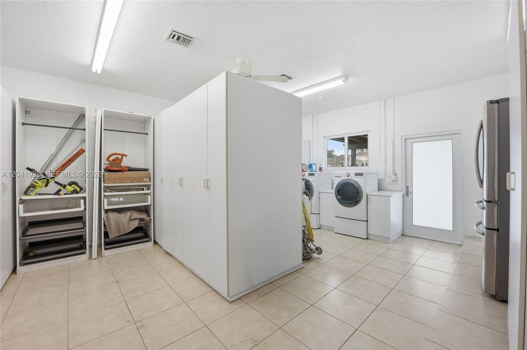 For Sale: $2,800,000 (6 beds, 6 baths, 5696 Square Feet)