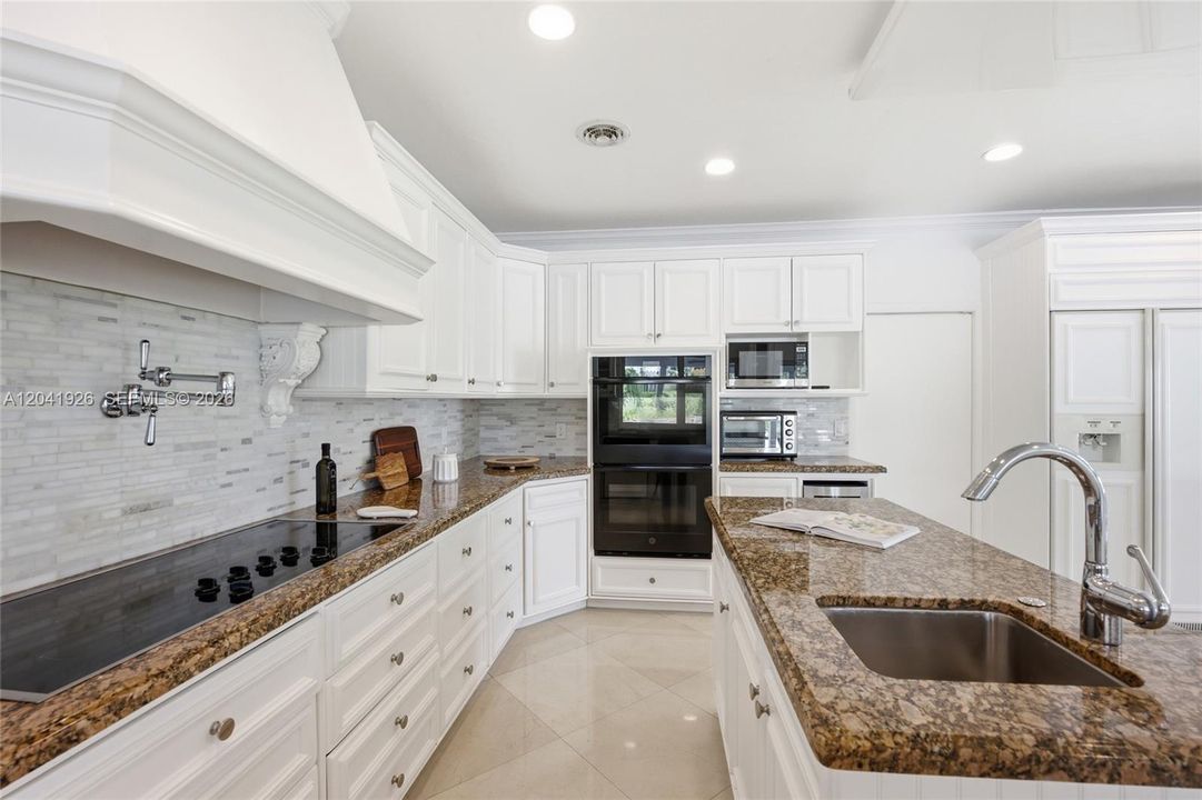 For Sale: $2,800,000 (6 beds, 6 baths, 5696 Square Feet)