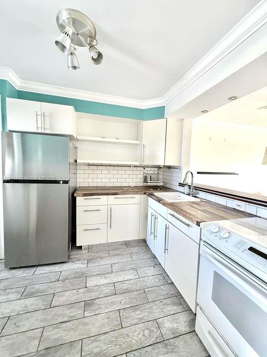 For Rent: $1,800 (1 beds, 1 baths, 954 Square Feet)