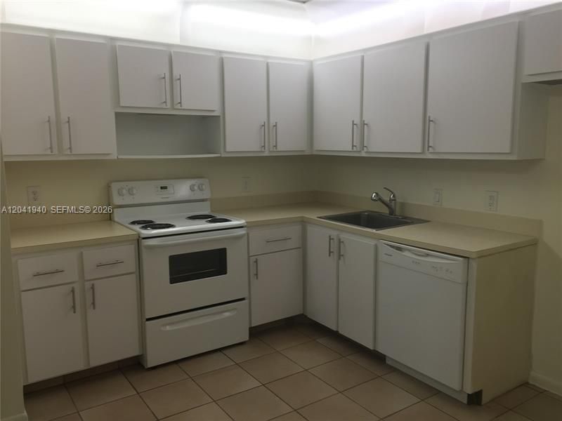 For Rent: $3,200 (3 beds, 2 baths, 1407 Square Feet)