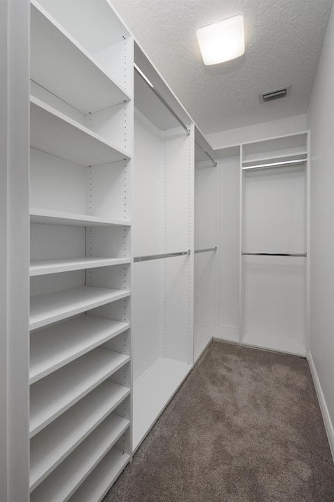 MASTER WALK-IN CLOSET