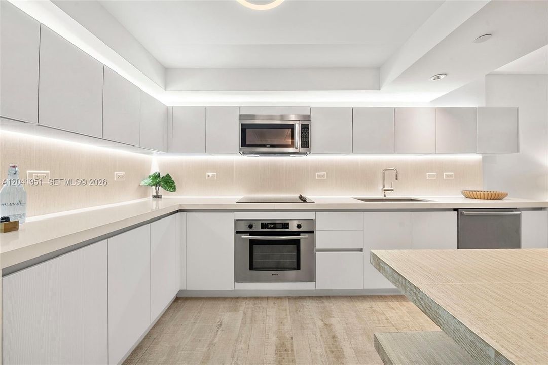 В аренду: $11,000 (1 спален, 1 ванн, 893 Квадратных фут)