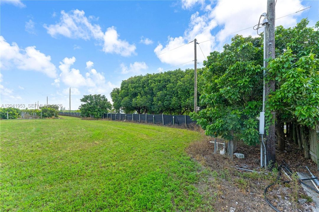 На продажу: $4,000,000 (19.63 acres)