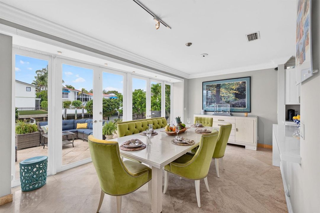 011-Breakfast-Area-Waterfront-View