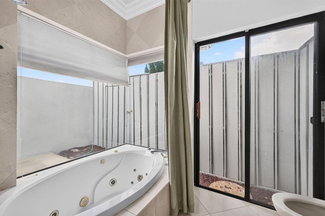 035-Main-Bath-Soaking-Tub