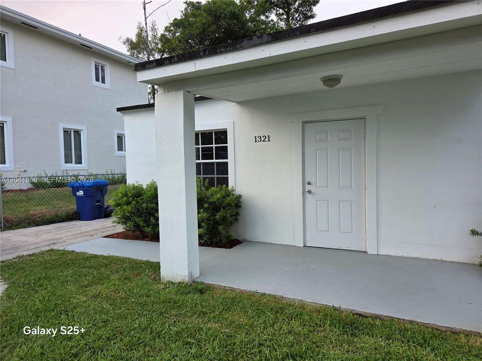 For Sale: $399,999 (2 beds, 1 baths, 720 Square Feet)