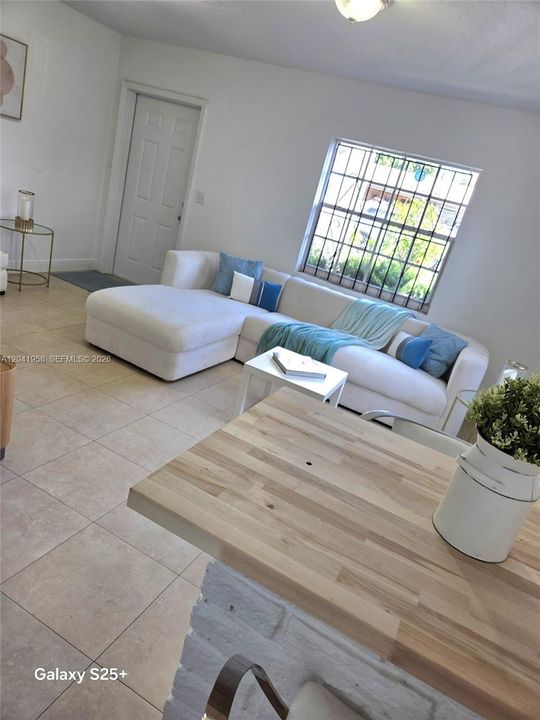 For Sale: $399,999 (2 beds, 1 baths, 720 Square Feet)