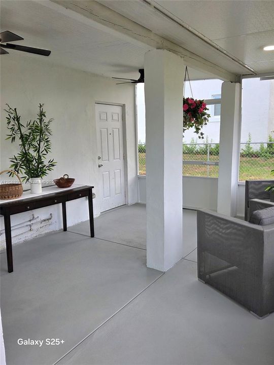 For Sale: $399,999 (2 beds, 1 baths, 720 Square Feet)