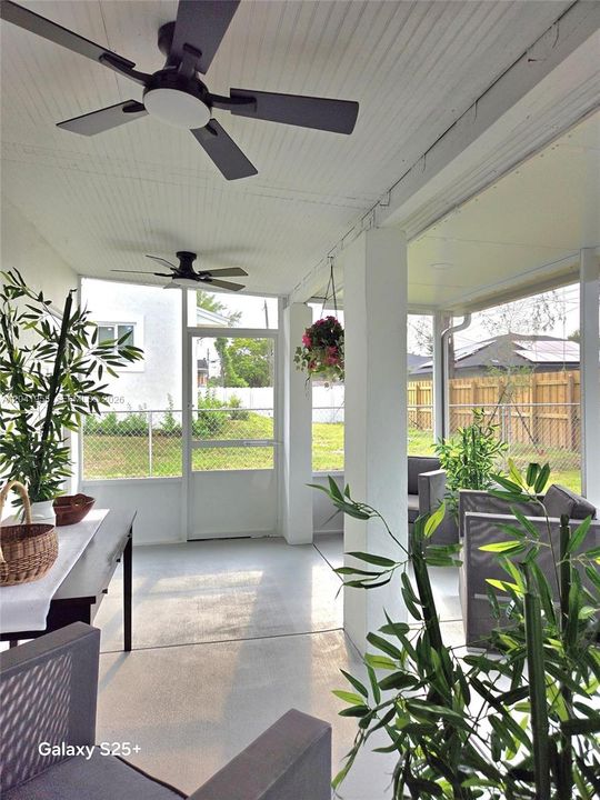 For Sale: $399,999 (2 beds, 1 baths, 720 Square Feet)