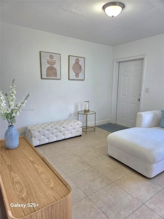 For Sale: $399,999 (2 beds, 1 baths, 720 Square Feet)