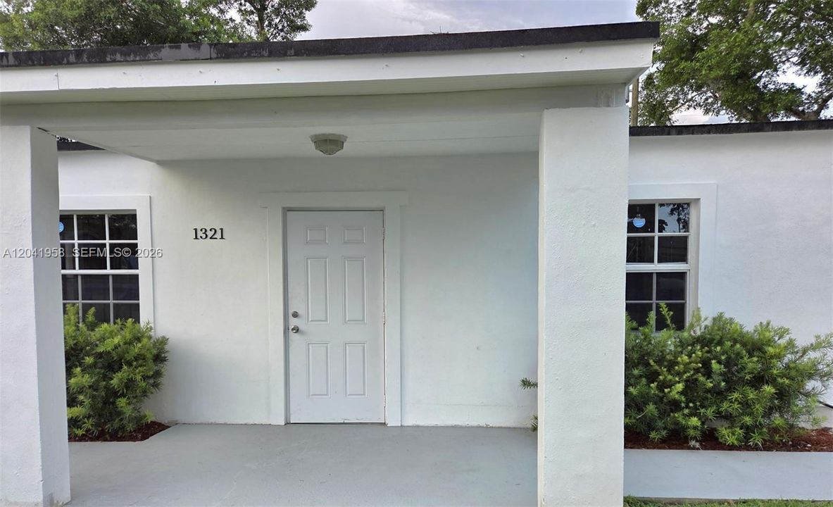 For Sale: $399,999 (2 beds, 1 baths, 720 Square Feet)