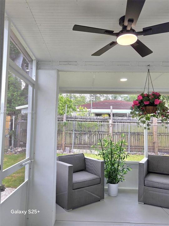 For Sale: $399,999 (2 beds, 1 baths, 720 Square Feet)