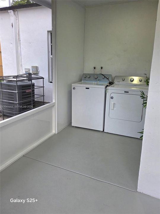 For Sale: $399,999 (2 beds, 1 baths, 720 Square Feet)
