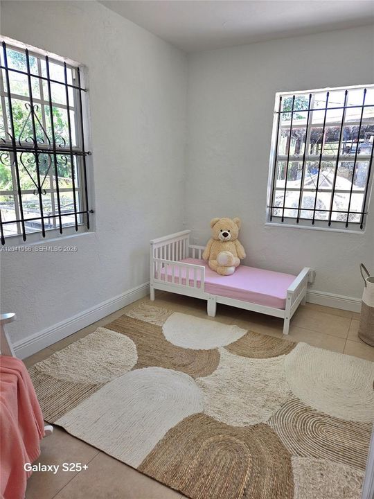 For Sale: $399,999 (2 beds, 1 baths, 720 Square Feet)