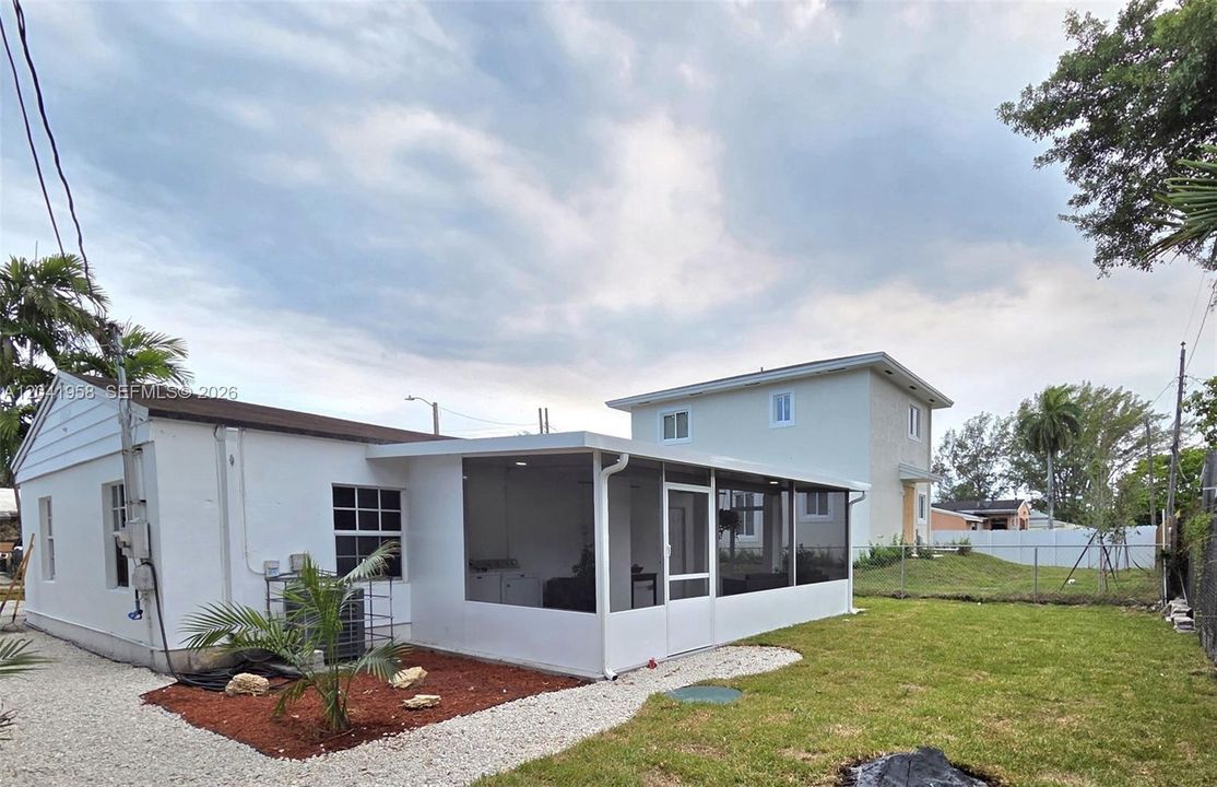 For Sale: $399,999 (2 beds, 1 baths, 720 Square Feet)