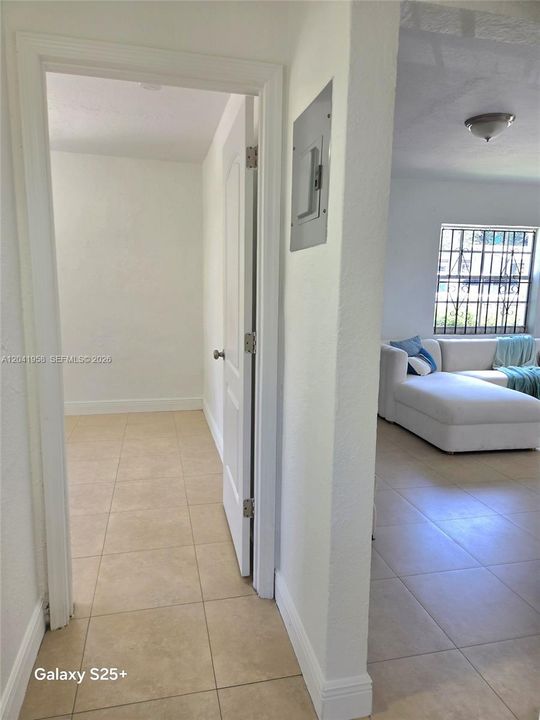 For Sale: $399,999 (2 beds, 1 baths, 720 Square Feet)