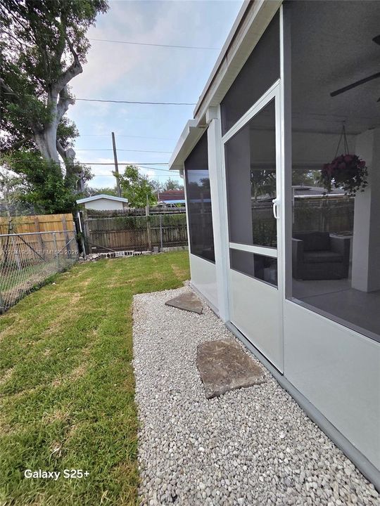 For Sale: $399,999 (2 beds, 1 baths, 720 Square Feet)