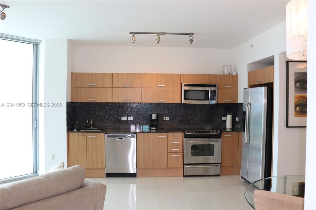 For Rent: $3,800 (2 beds, 2 baths, 920 Square Feet)