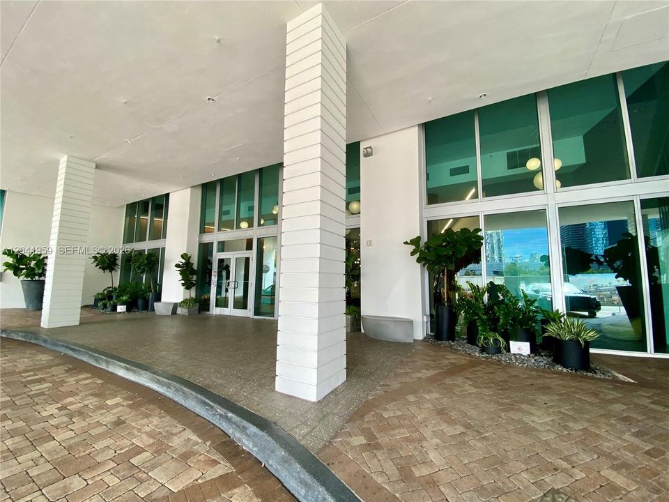 For Rent: $3,800 (2 beds, 2 baths, 920 Square Feet)