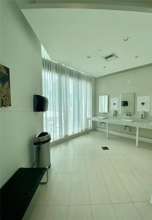 For Rent: $3,800 (2 beds, 2 baths, 920 Square Feet)