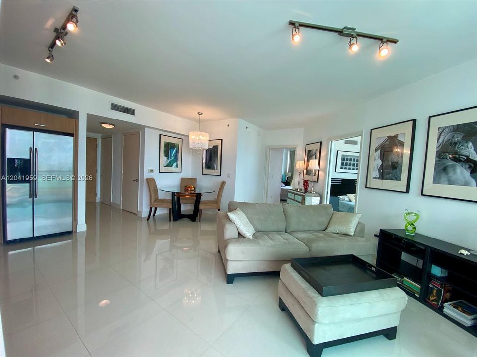 For Rent: $3,800 (2 beds, 2 baths, 920 Square Feet)