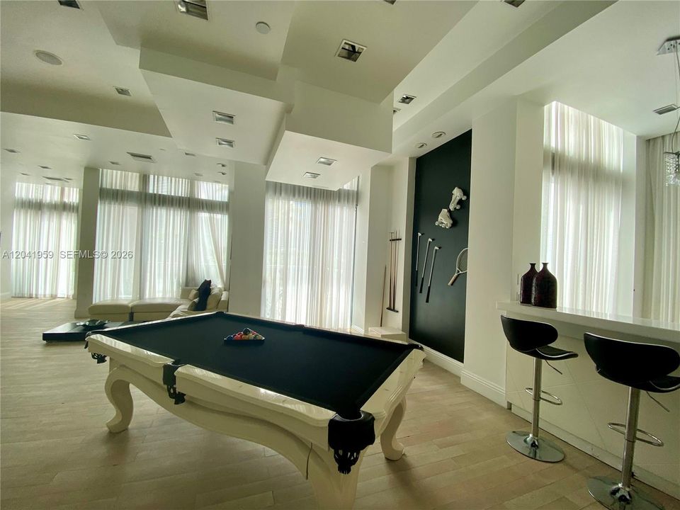 For Rent: $3,800 (2 beds, 2 baths, 920 Square Feet)