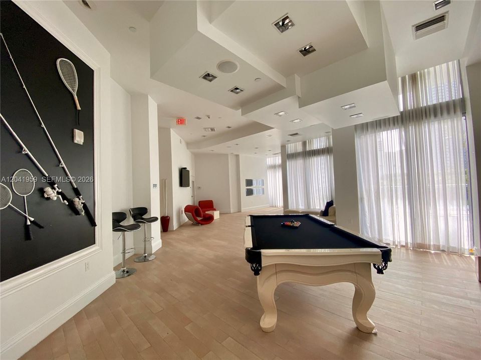 For Rent: $3,800 (2 beds, 2 baths, 920 Square Feet)