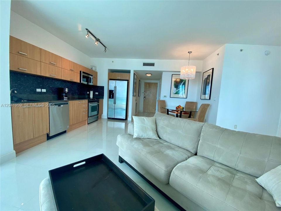 For Rent: $3,800 (2 beds, 2 baths, 920 Square Feet)