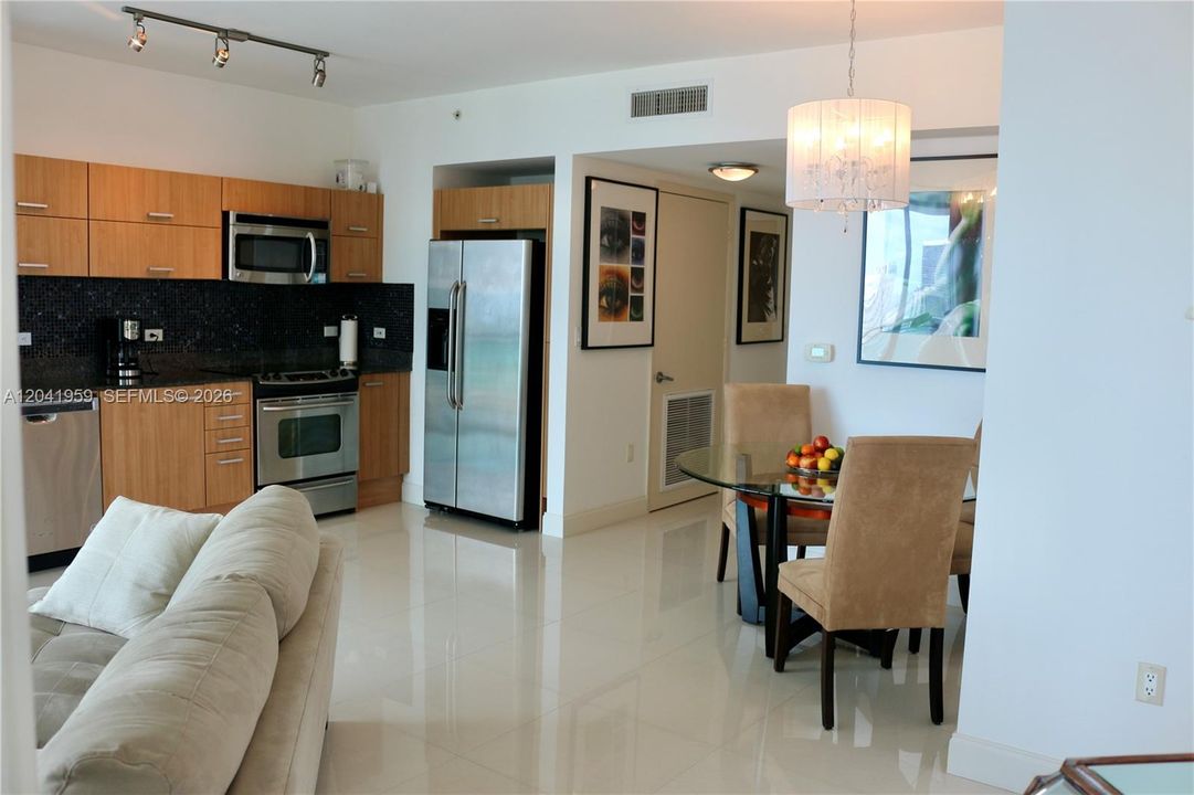 For Rent: $3,800 (2 beds, 2 baths, 920 Square Feet)