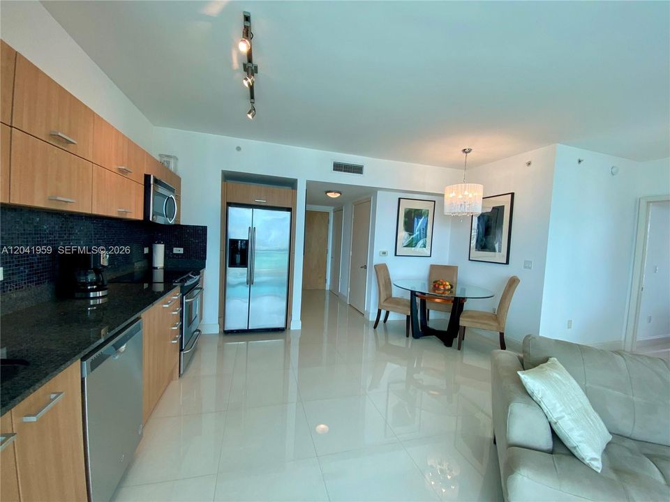 For Rent: $3,800 (2 beds, 2 baths, 920 Square Feet)