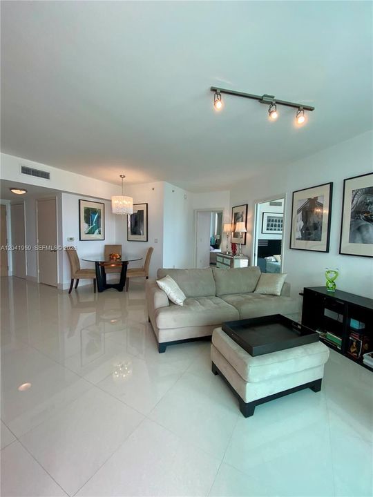 For Rent: $3,800 (2 beds, 2 baths, 920 Square Feet)