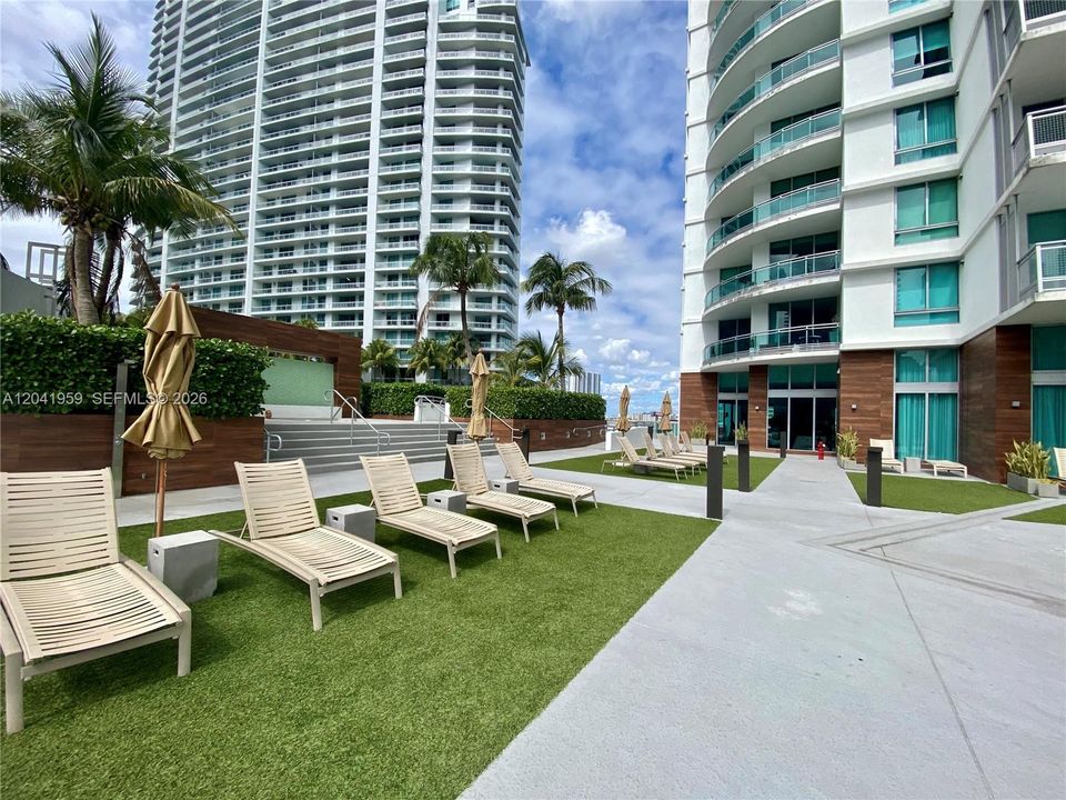For Rent: $3,800 (2 beds, 2 baths, 920 Square Feet)