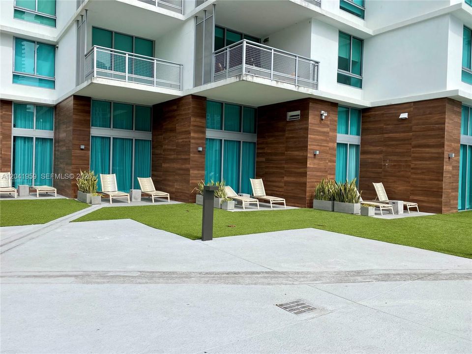 For Rent: $3,800 (2 beds, 2 baths, 920 Square Feet)