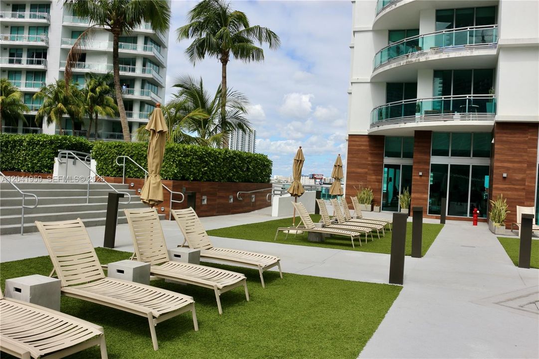 For Rent: $3,800 (2 beds, 2 baths, 920 Square Feet)