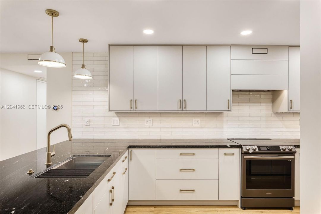 На продажу: $675,000 (2 спален, 2 ванн, 1150 Квадратных фут)