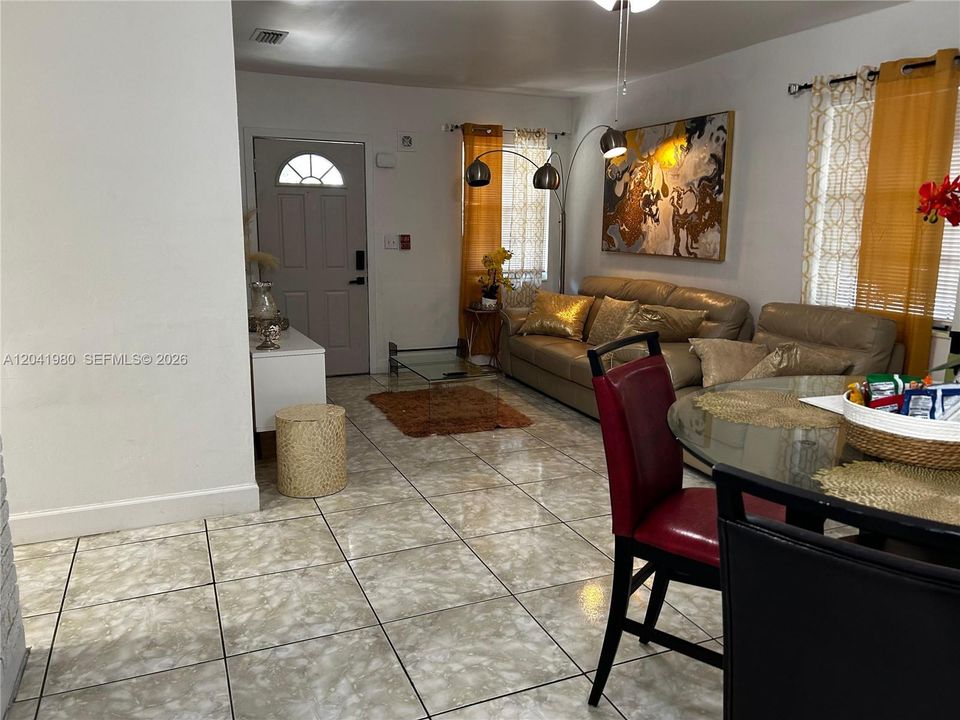 En Venta: $510,000 (4 camas, 2 baños, 1395 Pies cuadrados)