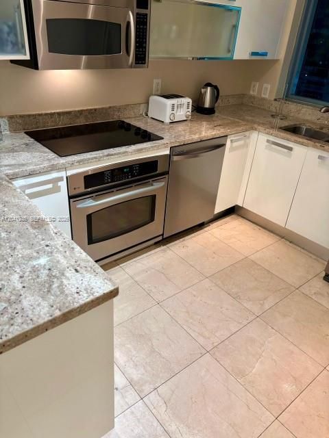 For Rent: $4,200 (2 beds, 2 baths, 1174 Square Feet)